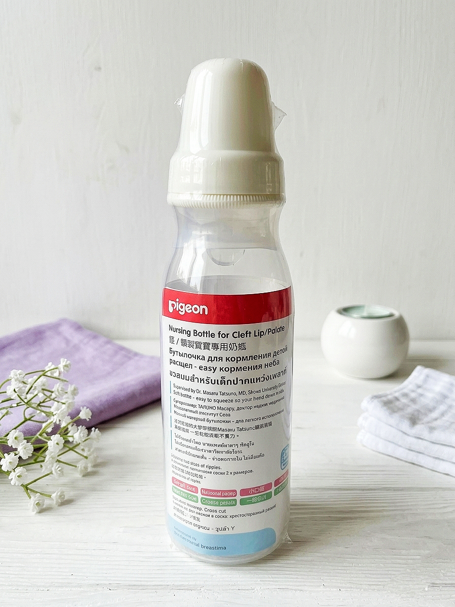 Pigeon Cleft Lip/Palate Nipple and baby bottle. (MADE IN JAPAN)