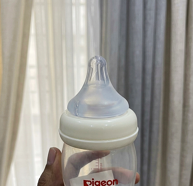 Pigeon SofTouch™ Peristaltic PLUS 240ml.(Plastic) (MADE IN JAPAN)